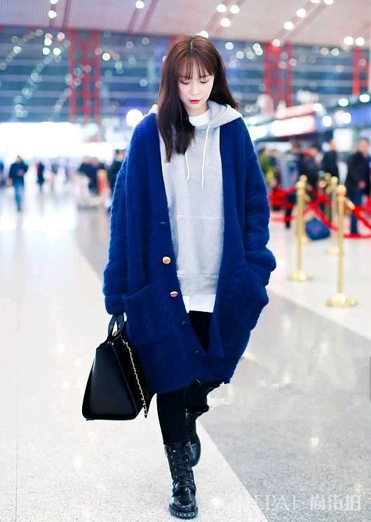 沈梦辰跨香奈儿包现身,紧身裤配宽毛衣,美!