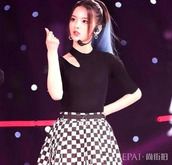 杨超越的“马赛克裙”,让人惊艳,网友:小可爱你的肚子怎么了?