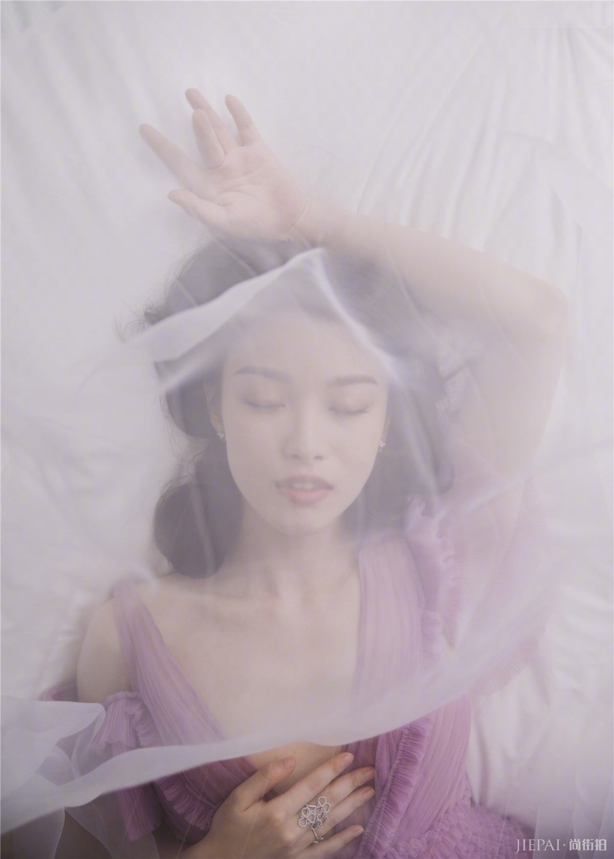 倪妮仗着高级脸和好气质穿出了满分,深V都开到腰了