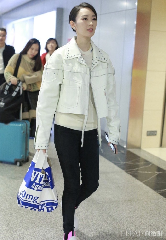 童瑶机场街拍 穿成55分脚踝很显矮！