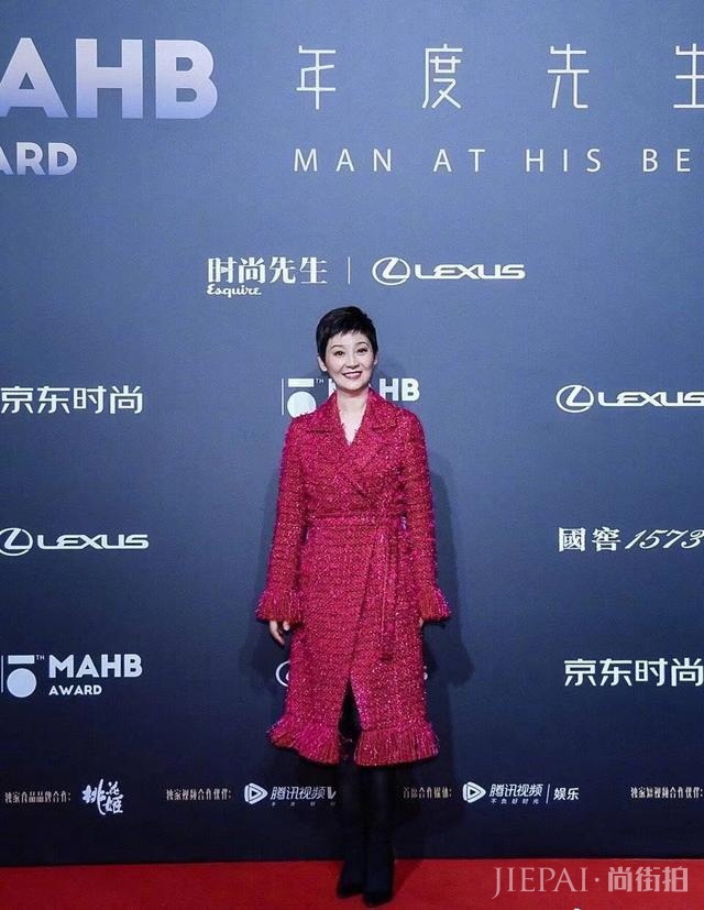 徐帆也紧追潮流, “狗啃刘海”短发加“起球”大衣, 帅气优雅两不误