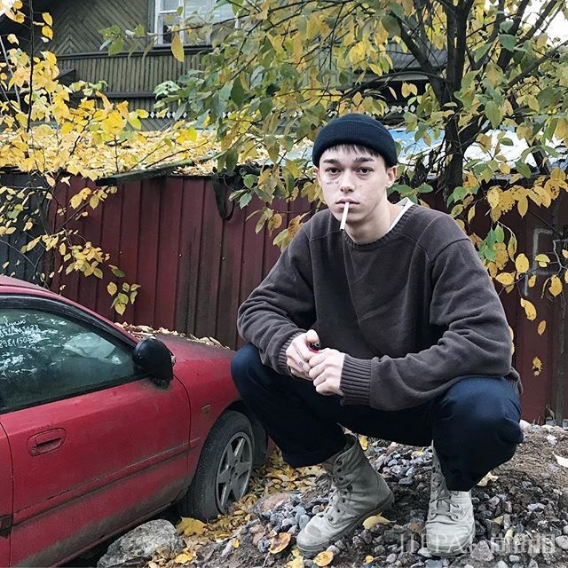 这个男孩自称是“垃圾王”、“宿醉婊”，却意外走红社交网络