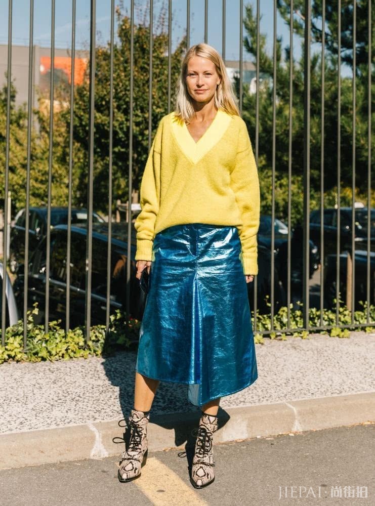 堪比瘦脸神器的V领毛衣，分分钟穿出你的天鹅颈