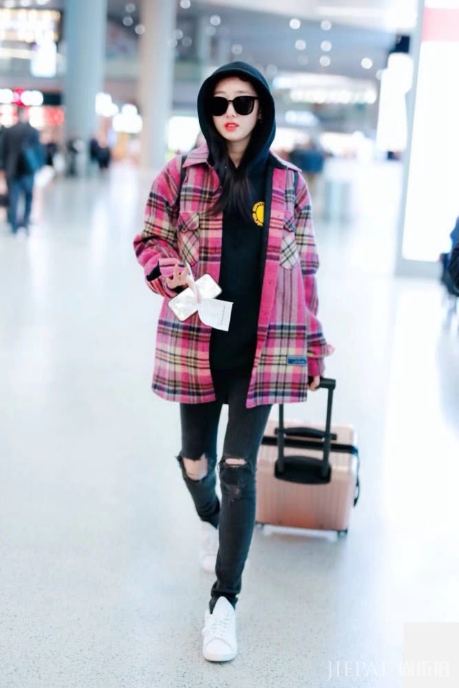 蒋梦婕机场街拍撞衫杨幂,穿同一款粉色格纹外套,美得像少女