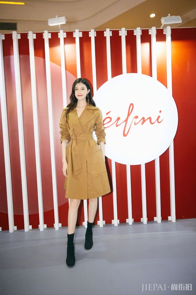 何穗穿针织衫搭紧身裤就能又帅又美