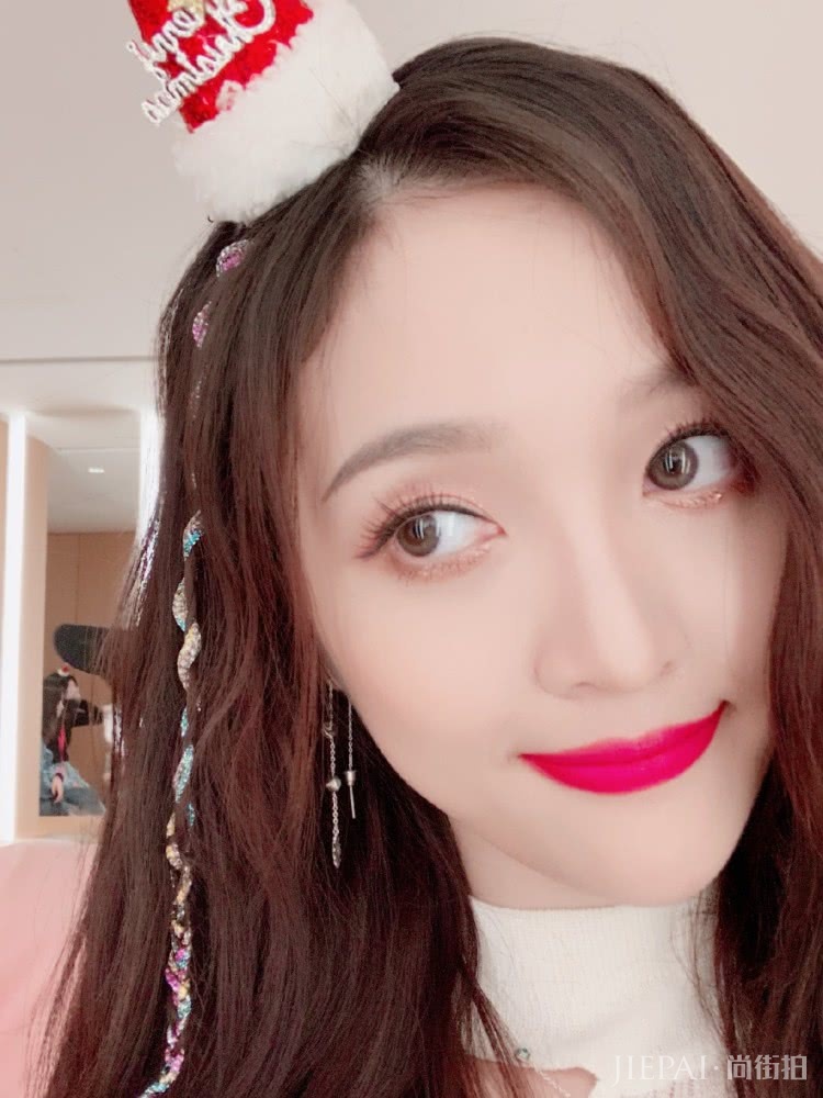 吴宣仪化浓妆太惊艳,口红性感爆棚!