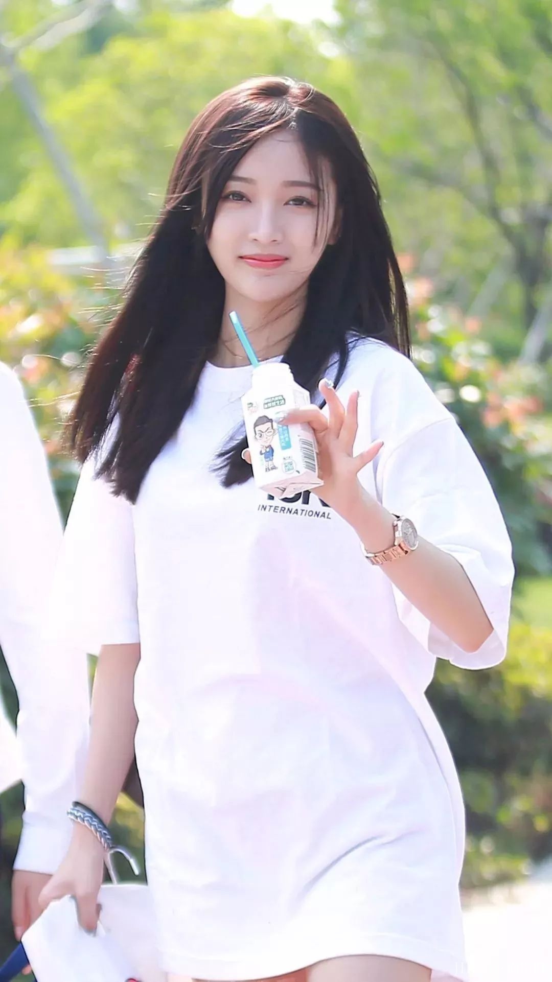 吴宣仪机场里绚丽夺目,闪闪发光!