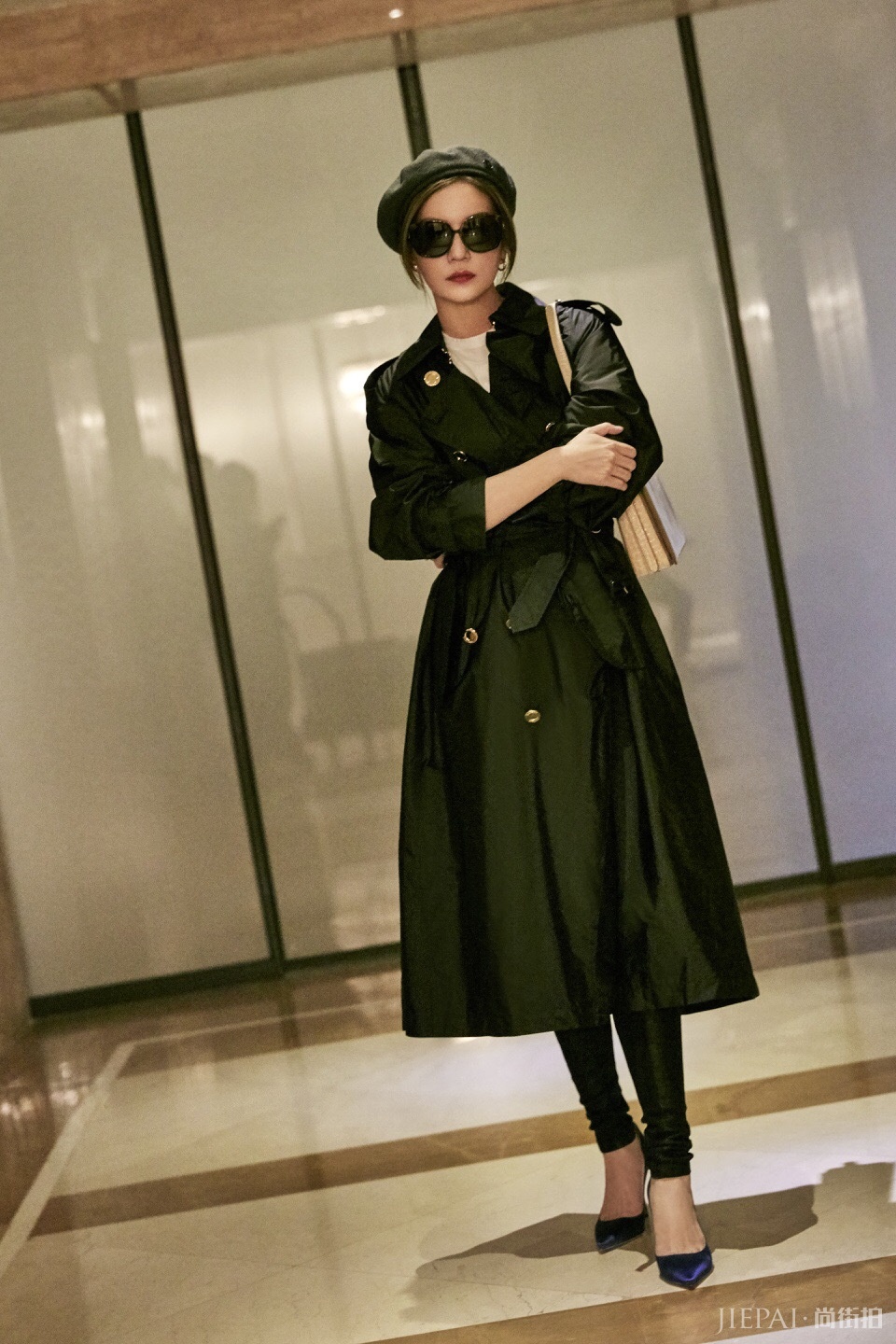 赵薇搭黑色半身裙时尚又优雅，比之前更有气场了