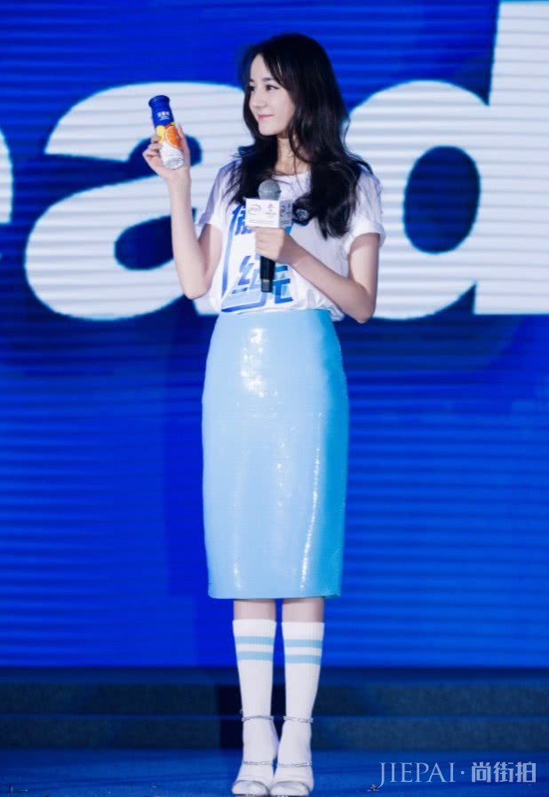 迪丽热巴高跟鞋里塞大长袜,不小心暴露x型腿