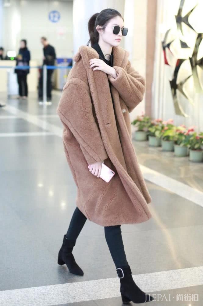 何穗穿大衣配短靴,硬生生地把超模身材穿成熊!