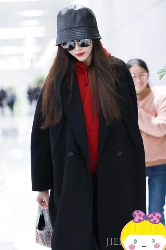 唐嫣红黑两色风衣配出高级感,适合过节穿!