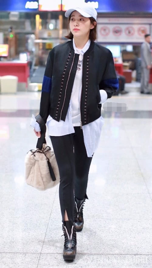 阚清子机场街拍太有趣了,裤子和鞋子一起开衩,腿长秀翻天!