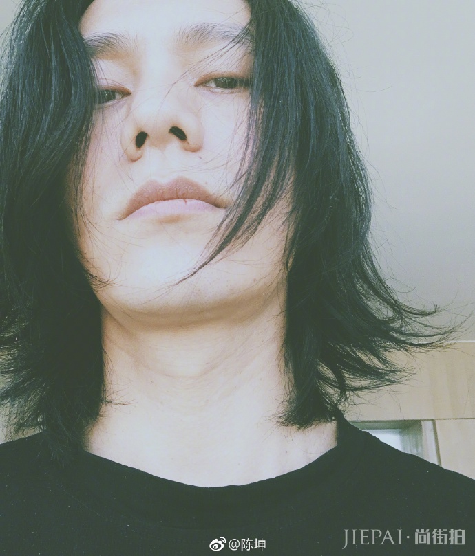 窦靖童周迅一起拍照，网友：一个发型师做的头发