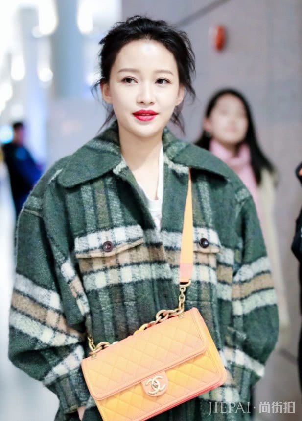 孙怡亮相机场,差点让人认不出来,脸到底怎么回事?产后后遗症吗