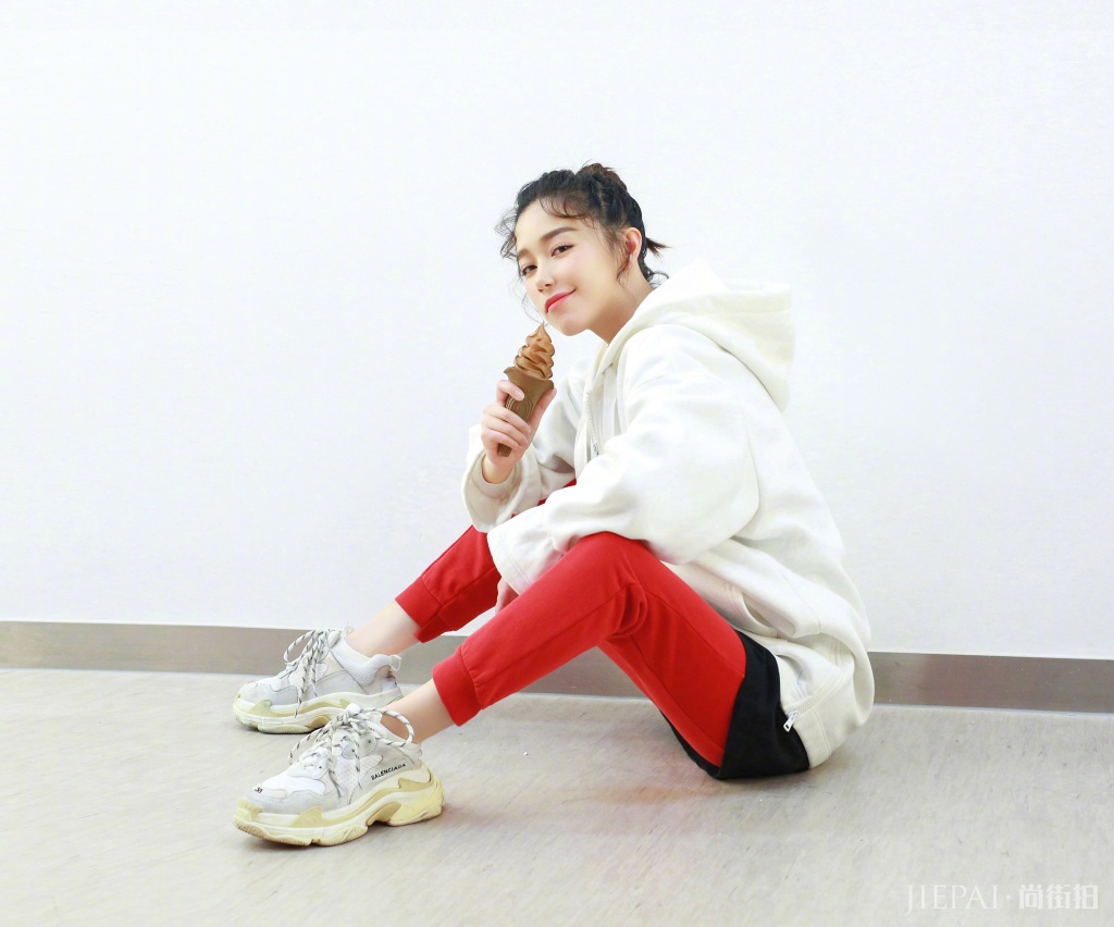 赵丽颖俏皮小卷毛颜值飙升短发妹子的福音