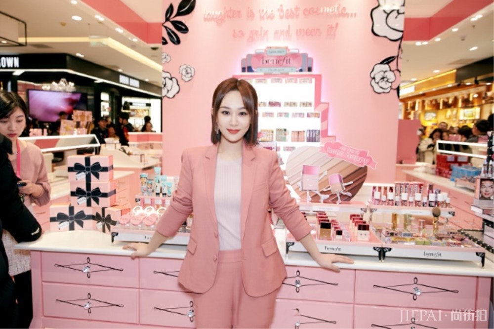 杨紫出席活动穿粉西装搭配针织衫,打扮帅气还温柔