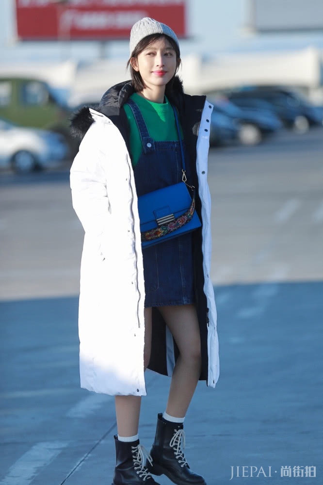 张俪最新时尚街拍，穿羽绒服露长腿，性感十足