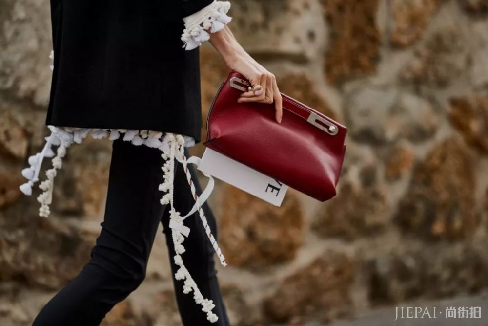欧美街拍 新年穿红色既能喜庆又很时髦