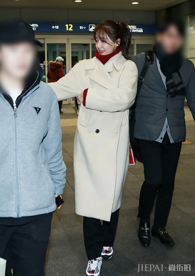 林允儿穿毛呢大衣现身,搭配简单的黑色长裤
