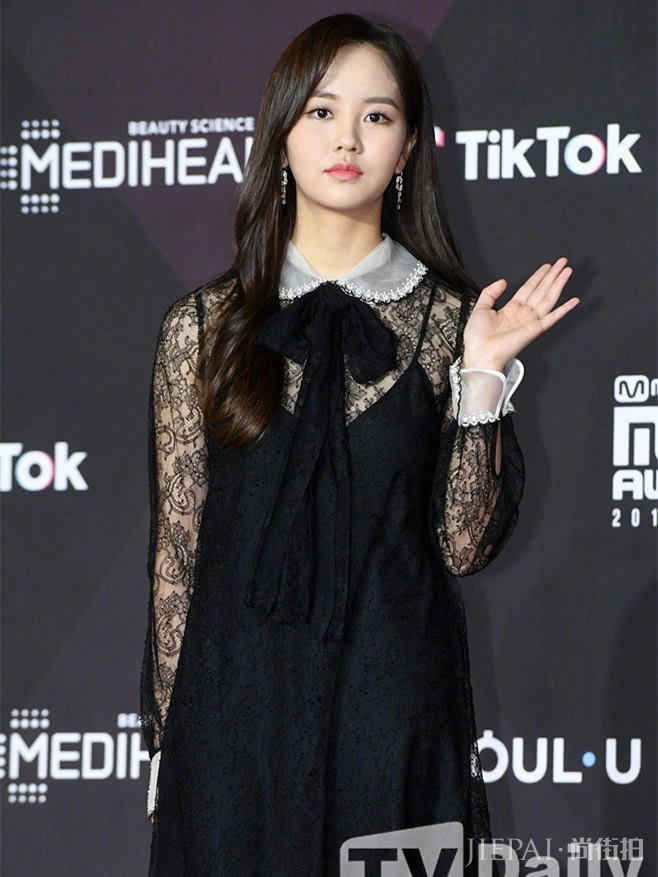 金所泫穿黑色蕾丝裙,造型却搭配的很老气!