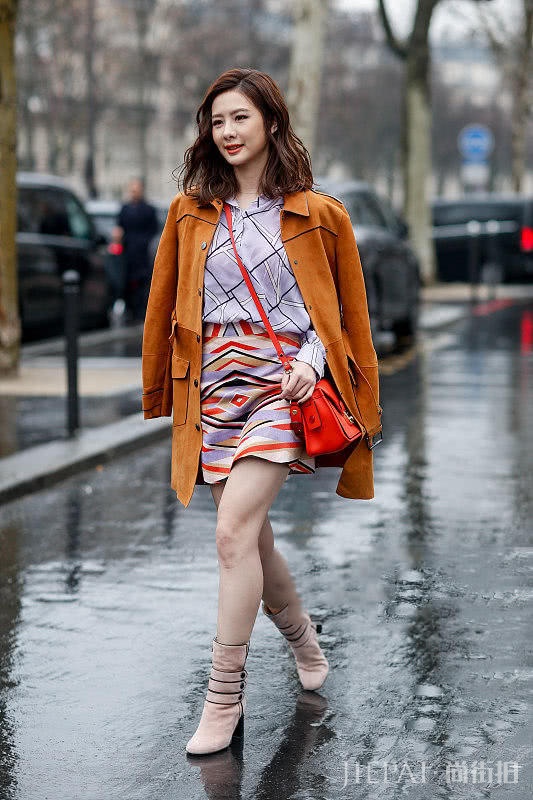 超模何穗过膝靴＋红色麂皮大衣太惹眼了！