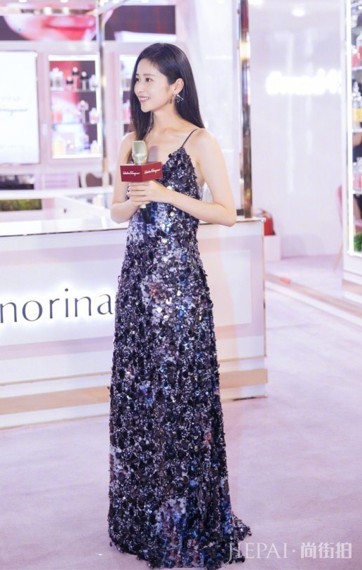 颖儿一种棕色造型,不显土还时髦!