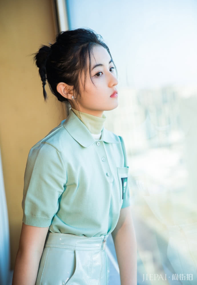 张子枫扎丸子头,换双高跟鞋秒变女神,美到了骨子里了。