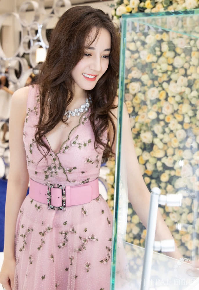 迪丽热巴出席活动，罕见V领裙大秀好身材