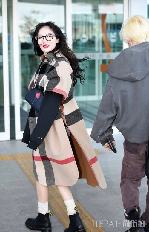 金泫雅大衣里搭配红色短裤，好气质让人惊艳