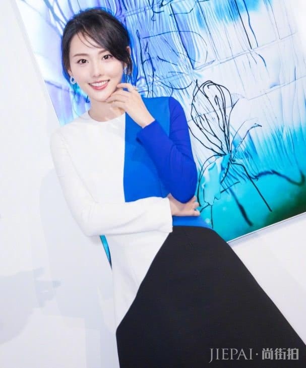 “琼女郎”张嘉倪秀巴掌腰