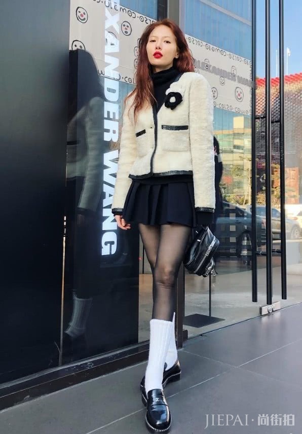 金泫雅穿了2双袜子,白色长袜穿在黑丝外面,结果却是意外的好看