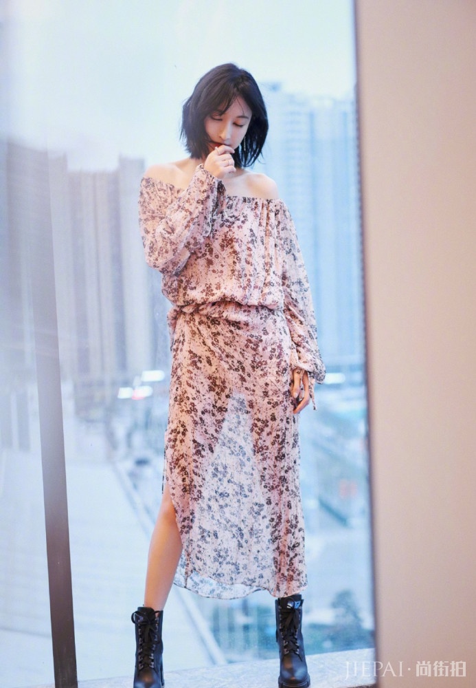 张俪剪短发搭配连衣裙气场开挂,重新美回20岁