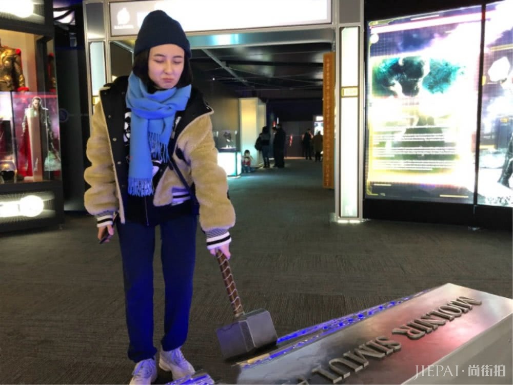 张子枫生活照曝光,摇身一变灵动鬼马的漫威女孩,太会穿衣了