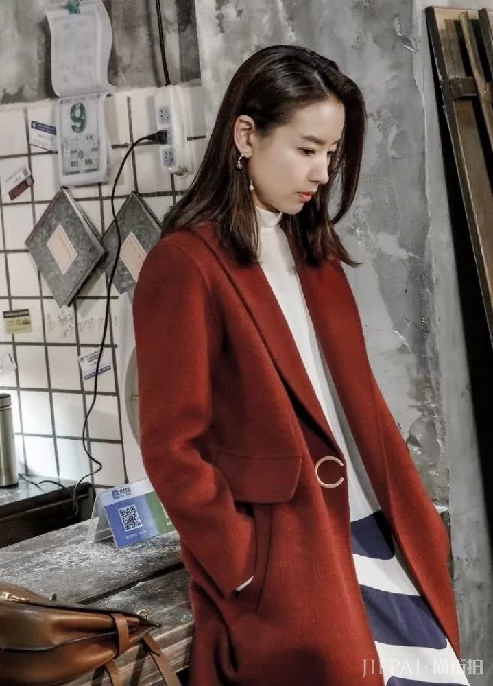 化身职场精英的董洁，靠什么秘籍保持自己不变的年轻美肌？