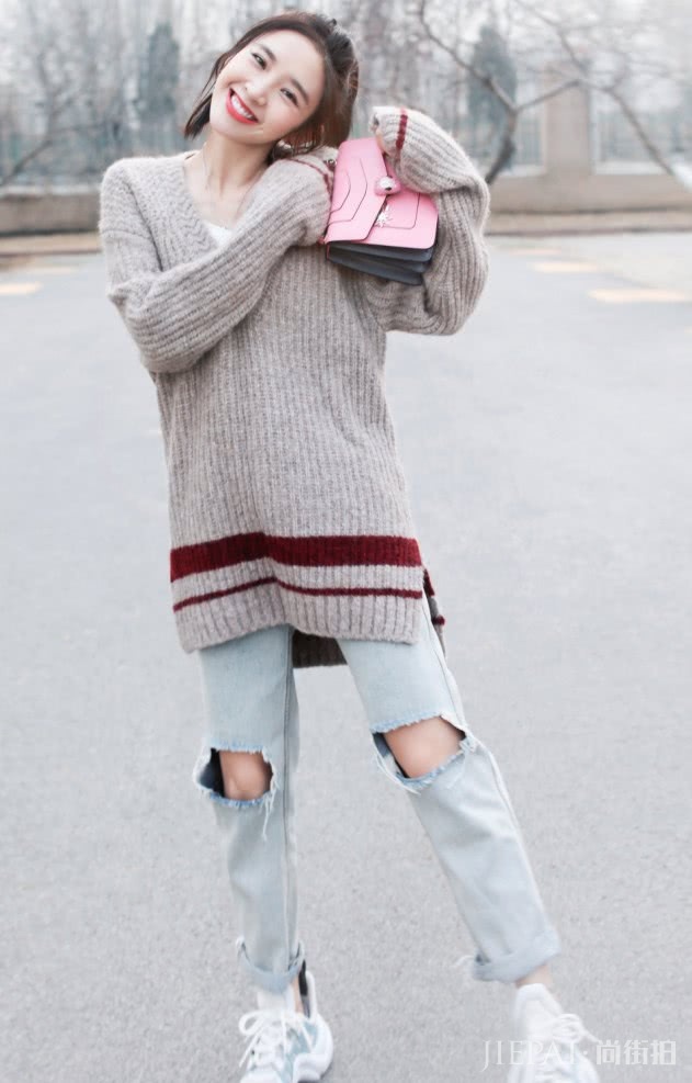 唐艺昕抽屉裤搭配毛衣,超洋气!