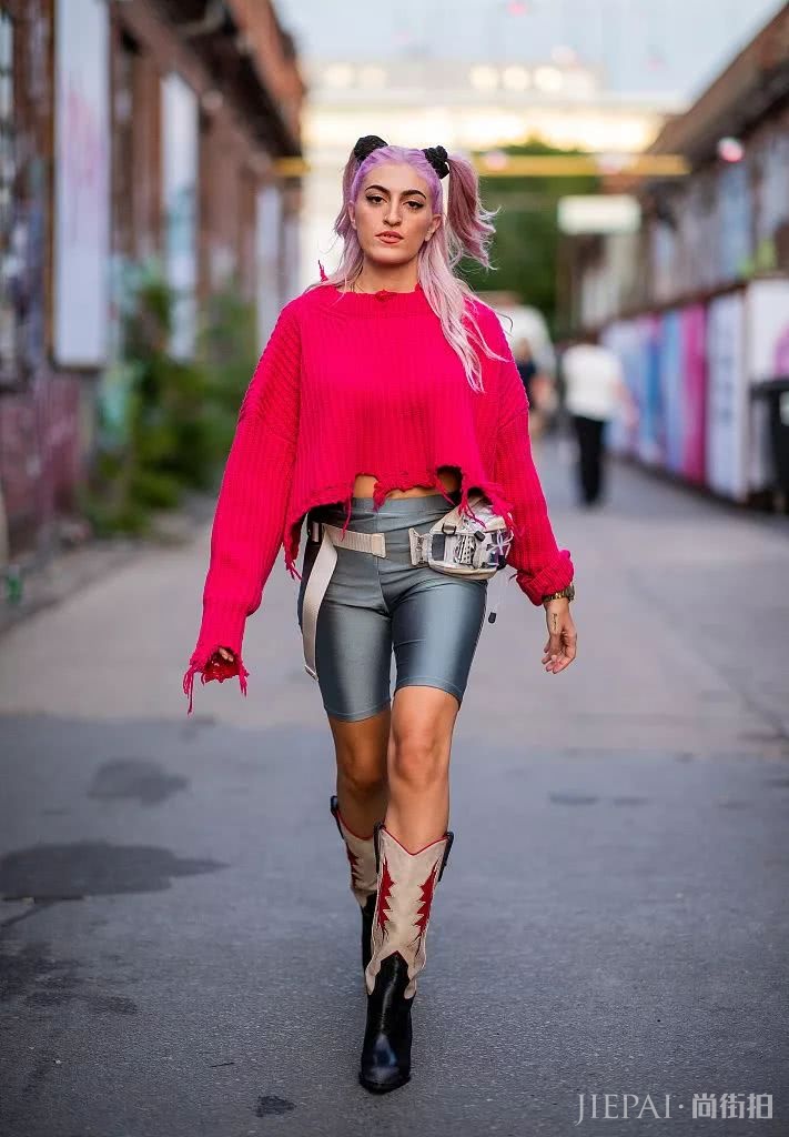 欧美街拍 保暖的纯色毛衣怎么搭都不会出错！