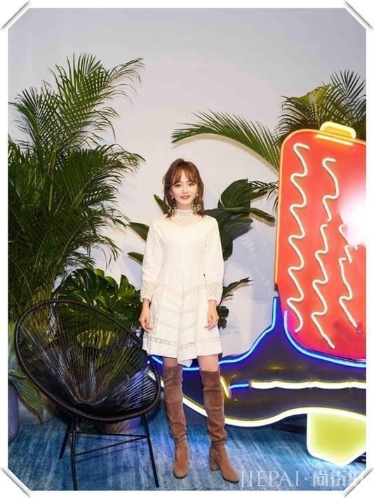 谭松韵娃娃气真别烫卷发，像吴谨言这样烫成大妈就尴尬了！