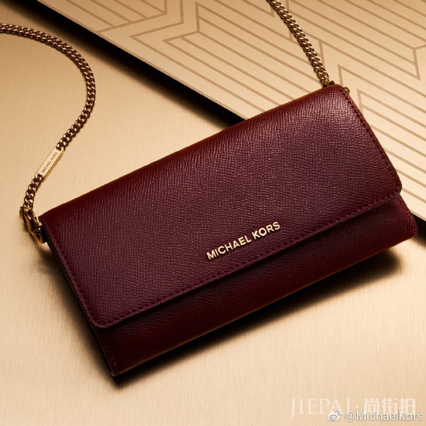 MichaelKors手袋，时髦点缀圣诞装束