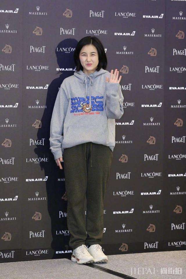 张子枫粉色蓬蓬裙可爱又清纯，17岁衣品艳压众女星！