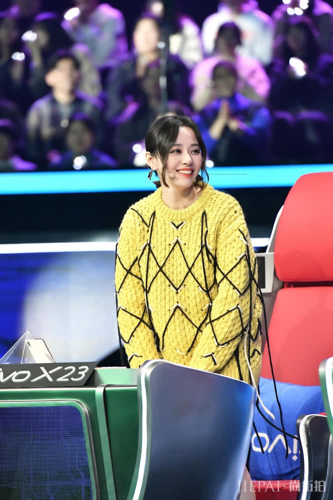 张靓颖参加综艺节目《梦想的声音》,微卷刘海搭配黄色毛衣嫩回少女