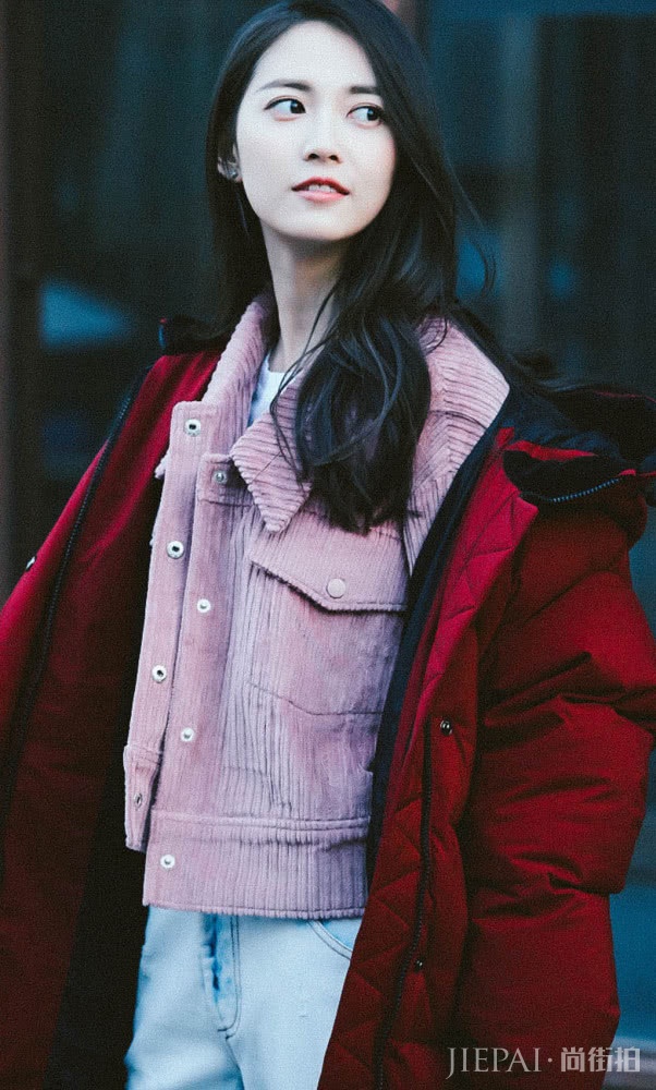 陈钰琪穿宽松羽绒服内搭外套,时尚又不显臃肿