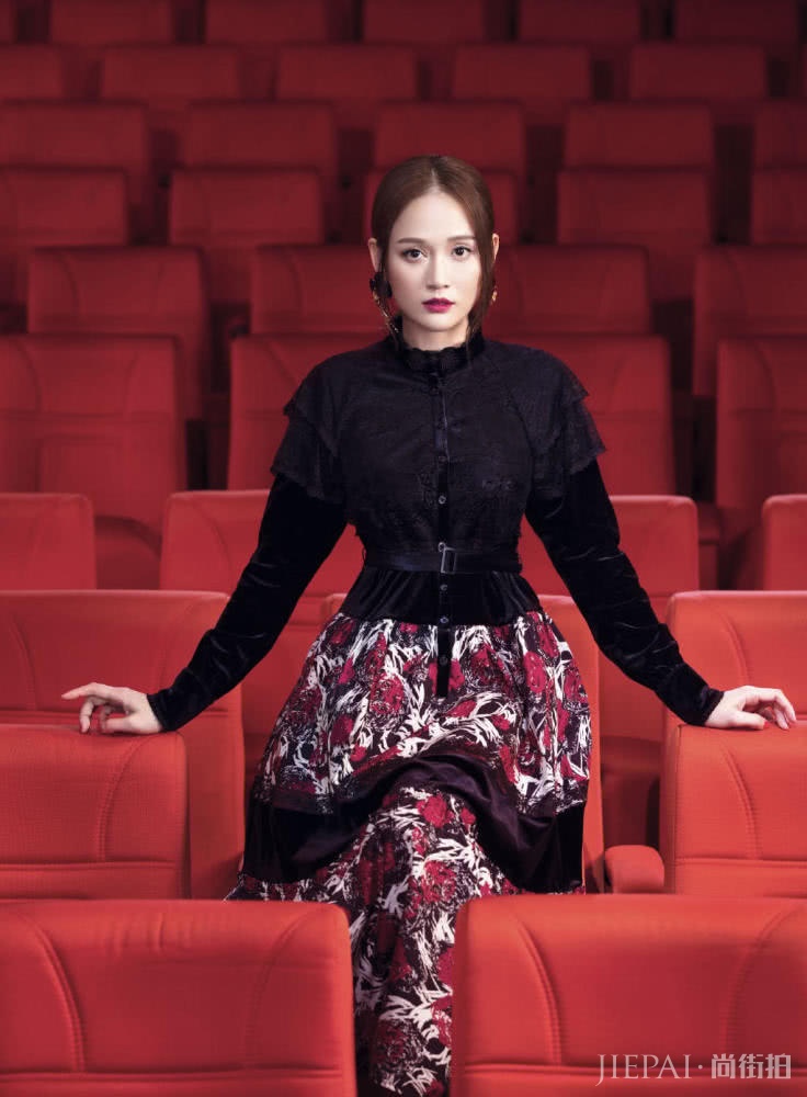 陈乔恩的时尚大片,黑色丝绒上衣搭配碎花长裙