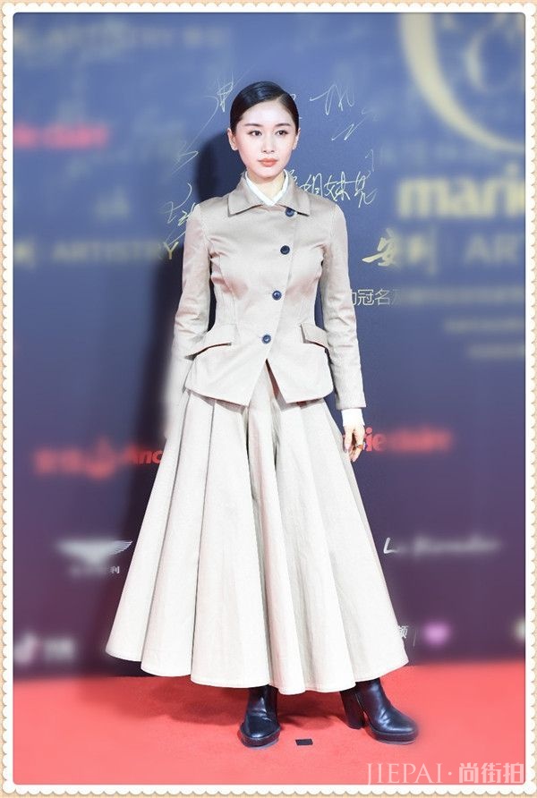 女明星们争妍斗艳,放眼望过去全都穿着薄薄的小礼服