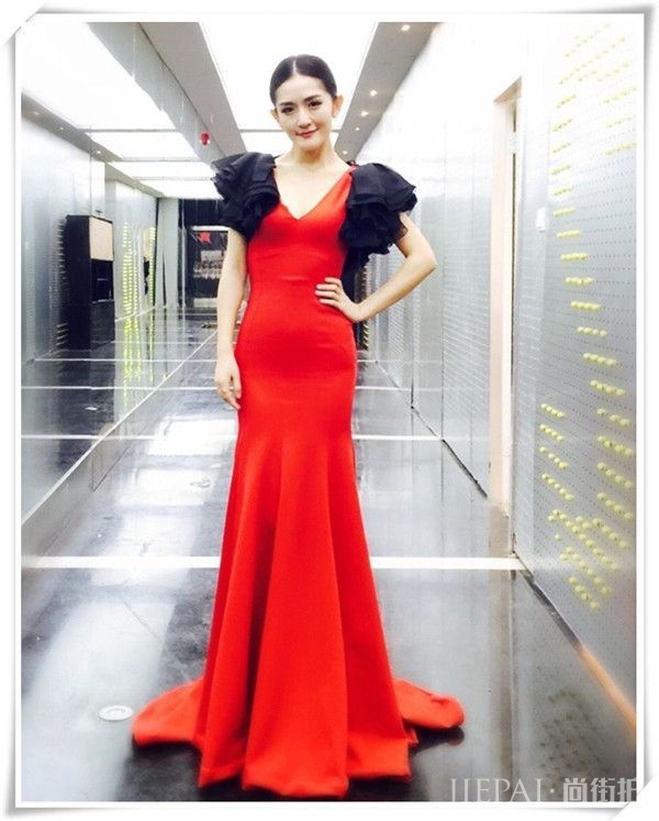 谢娜机场秀真的一次比一次穿的显嫩