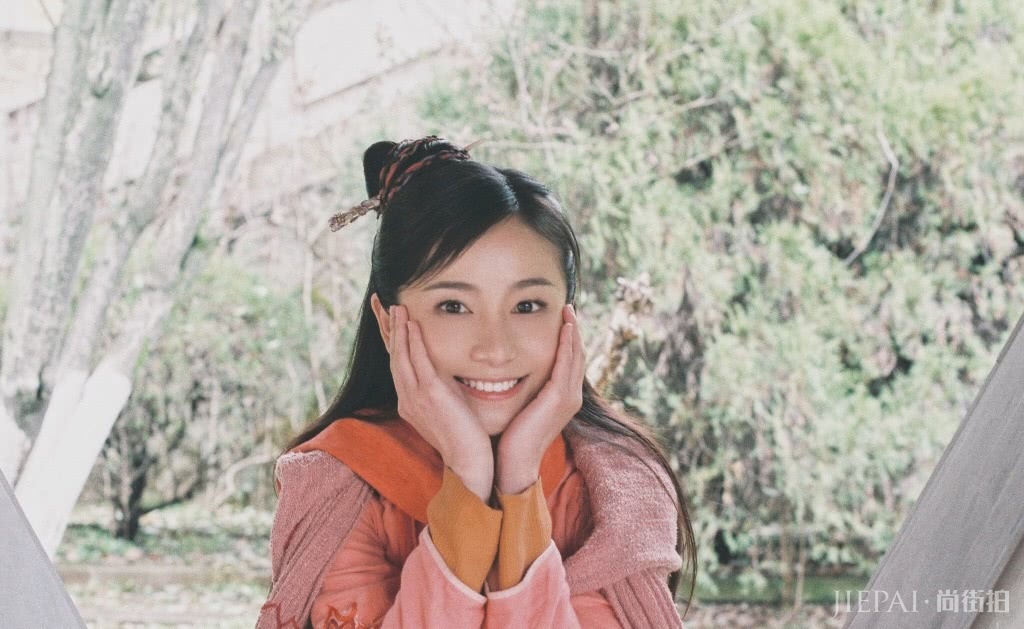 姜梓新一头齐脖短发干净又清新,看了也想剪