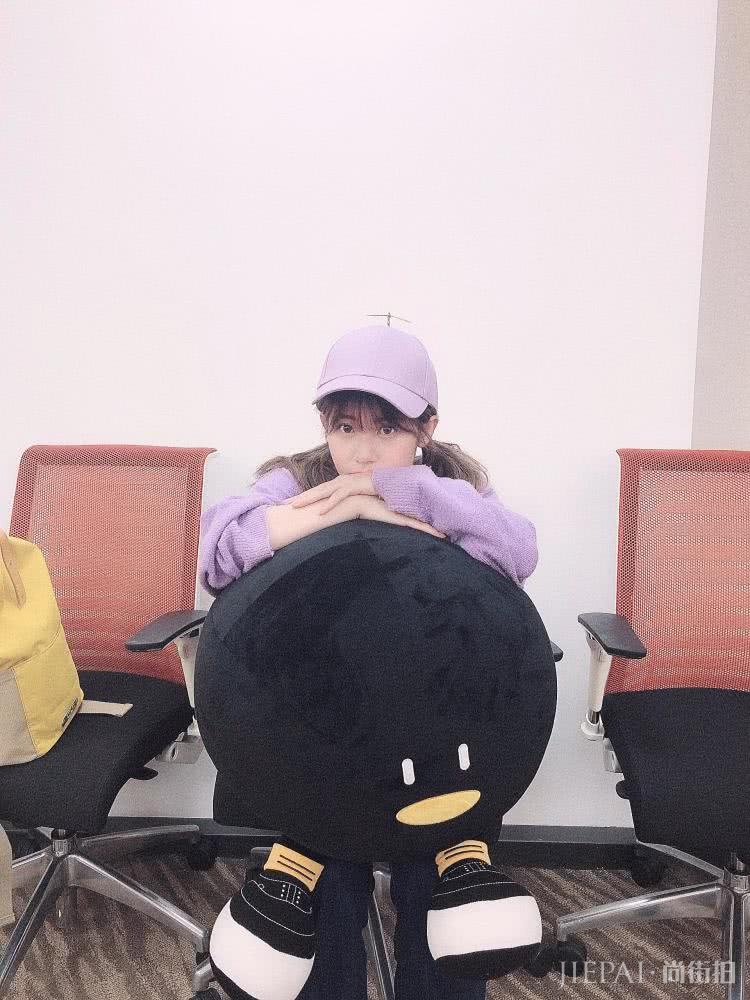 赖美云扎双马尾辫,穿紫色衣服美丽又可爱!