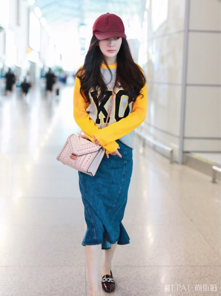 杨幂12月机场街拍,明亮又精致,颜值越来越高!