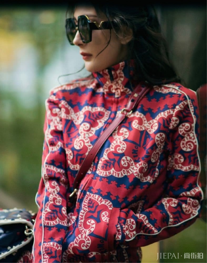 杨幂东京街拍，示范早春穿搭，优雅又迷人，女神范十足！