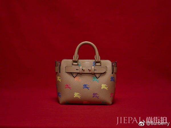 BurberryGifts摩登女士衣橱里的包包