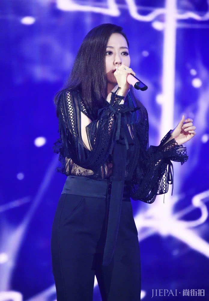 张靓颖太适合短发了,减龄发型就选它